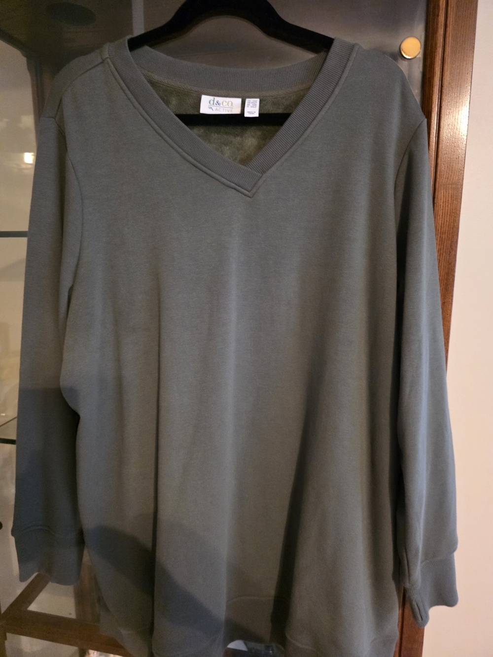 d&co Relaxed V-Neck Sweater in Olive
